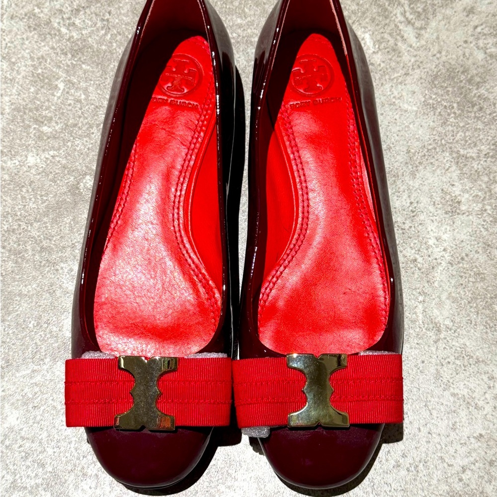 Tory Burch Gemini Link Bow Flats NIB
Never Worn